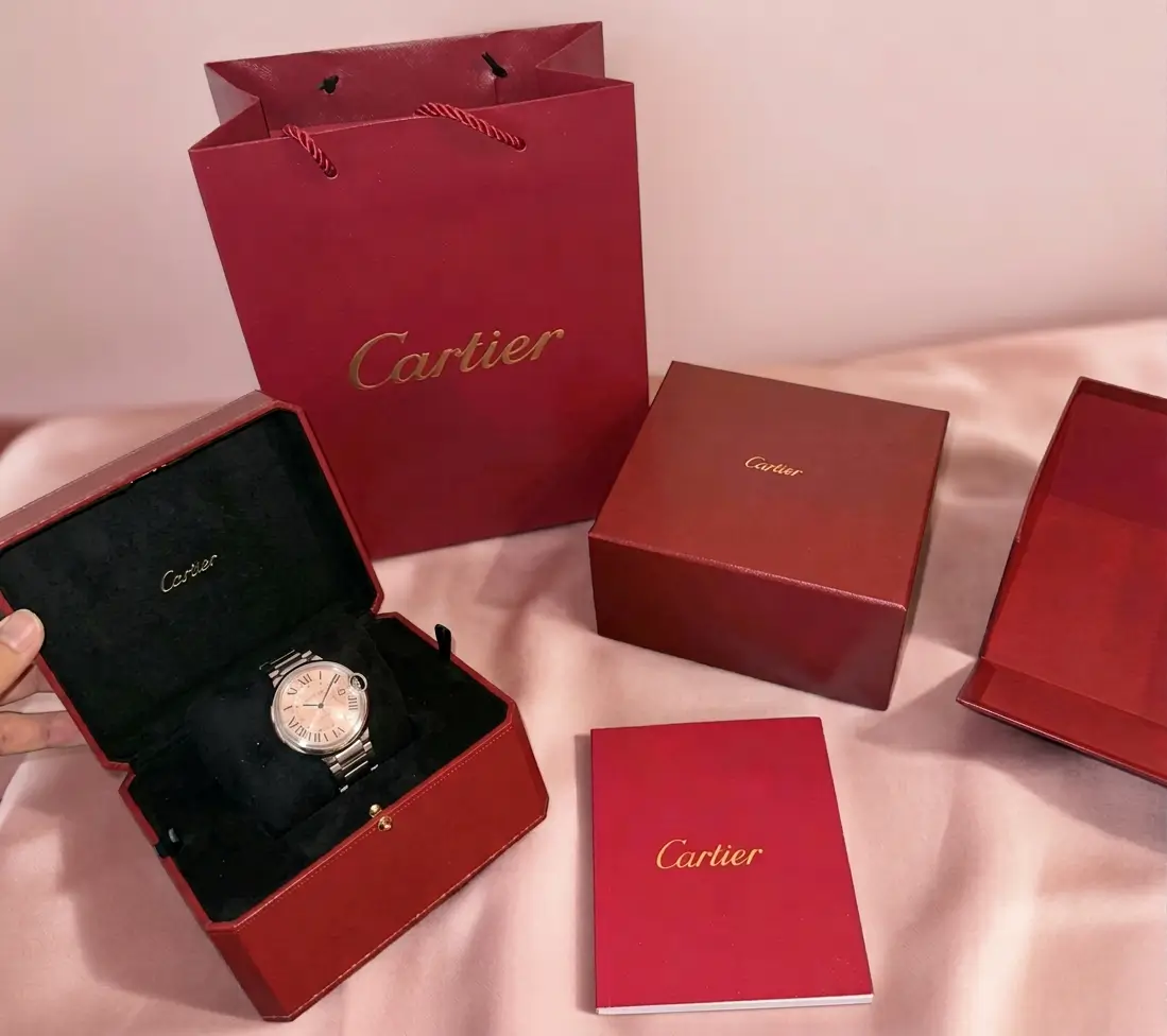 Ballon Bleu de Cartier - Portée au poignet dans une voiture de luxe